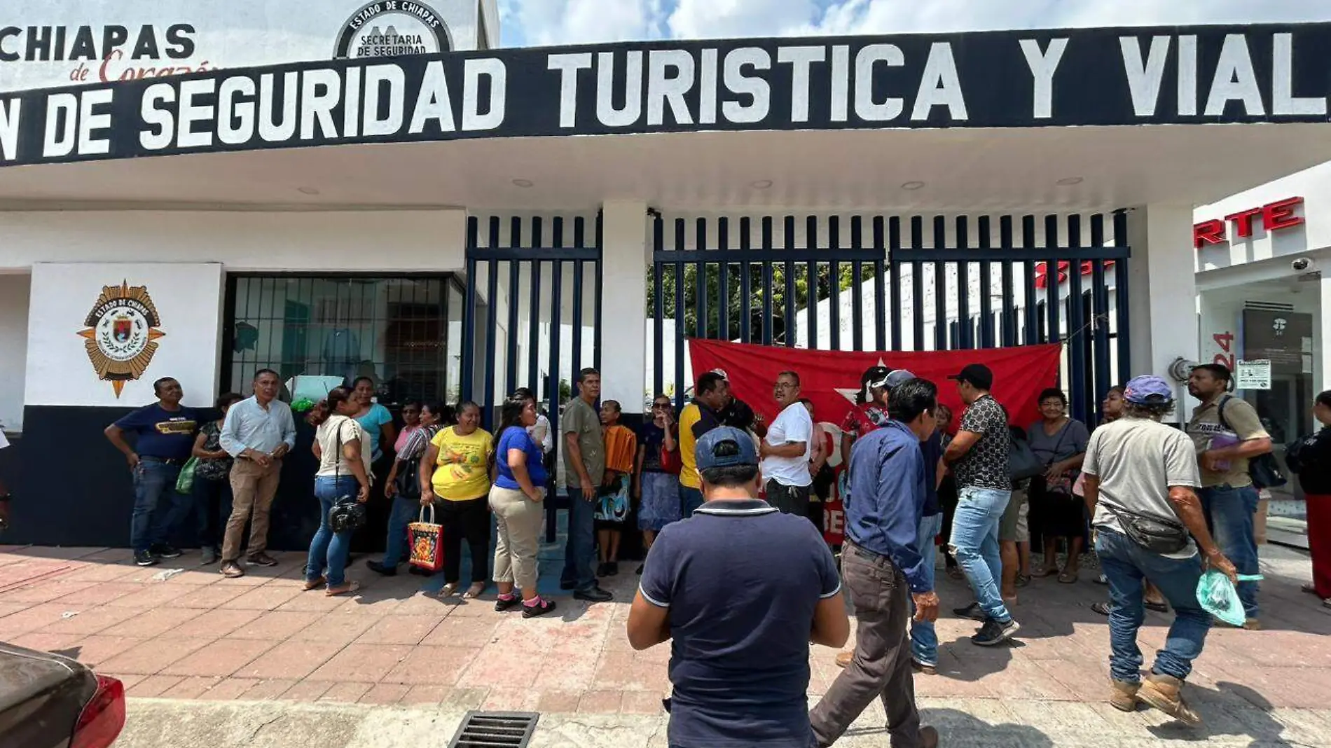 protesta en oficina de transito